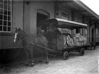 807527 Afbeelding van een paard met wagen van Van Gend & Loos, met stukgoederen, bij de goederenloods van het ...